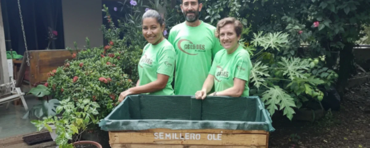 Fotografia voluntarios semillero actividad